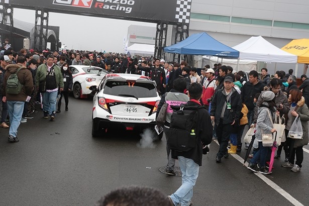 レース車両がファンの間を通っていく