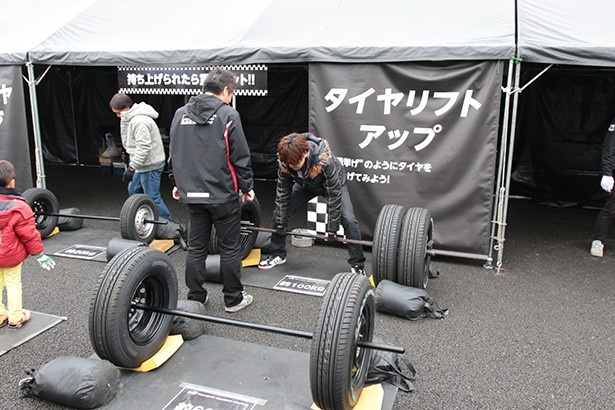 タイヤを使ったリフティングコーナーも