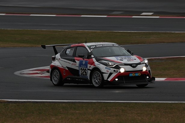 今年のニュルブルクリンクを走った新型SUV「C-HR Racing」