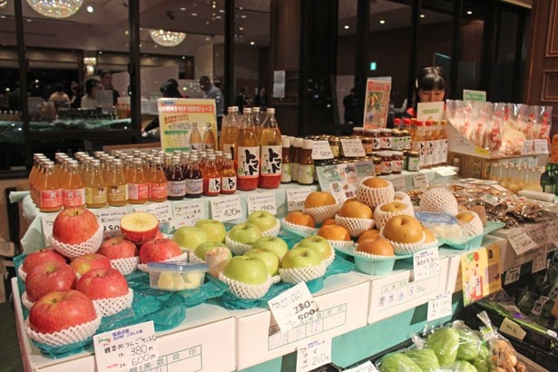 会場に設けられた物販コーナー。リンゴや梨などの果物から、野菜、加工品、日本酒まで多彩なラインアップ