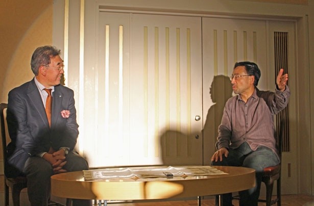 別室で行われたトークライブ「藻谷の部屋」の様子。福島県川内村の遠藤雄幸村長(左)と日本総合研究所 主席研究員の藻谷浩介氏(右)