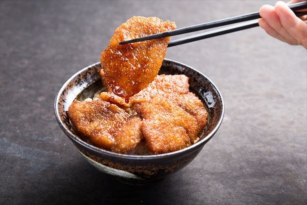 濃厚な甘辛ダレがたまらない「元祖 牛たれカツ丼」