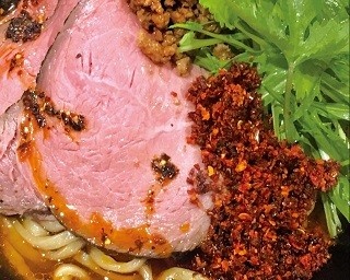 脳天直撃の辛さ！胃袋から温まる“鬼辛の油そば”