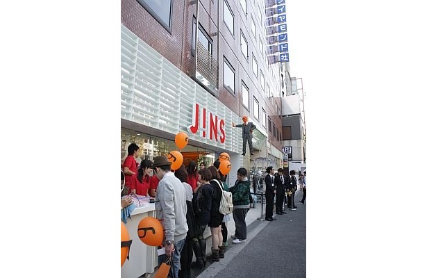 店頭でメガネを選ぶ、1番乗りの人たち