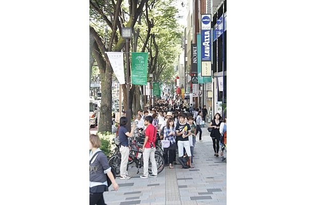 神宮交差点から表参道方面を見ても、行列はまだまだ続く