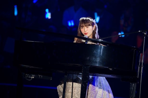 ピアノの弾き語りを披露した渋谷凪咲