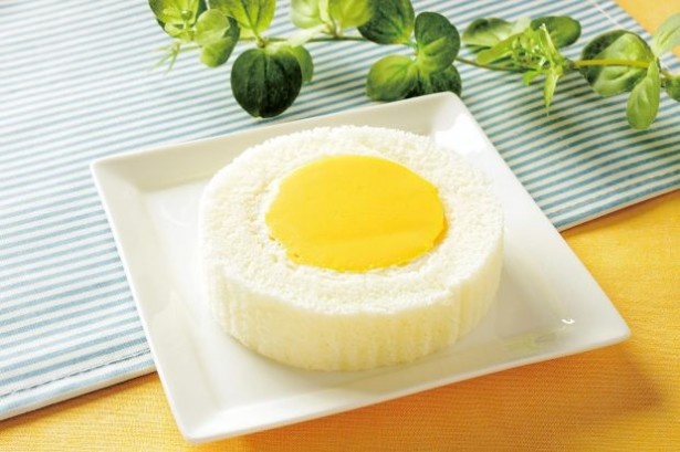 【写真を見る】ローソンでは「プレミアム きよら卵のプリンロールケーキ」(230円)も発売