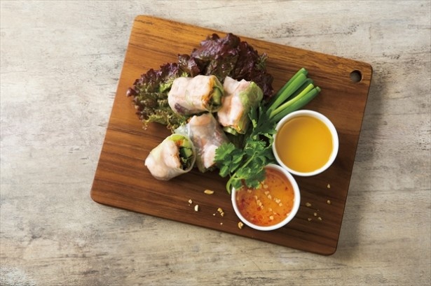 「海老と蒸し鶏の生春巻き」(税別580円)