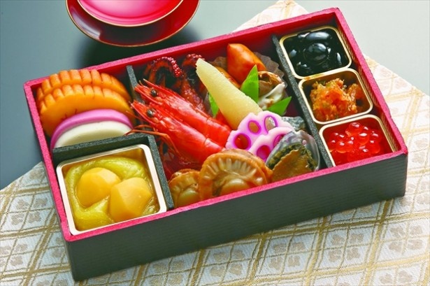 【写真を見る】食卓の彩りアップ！「築地 竹若」(グランスタ)の「海鮮おせち」(1980円)
