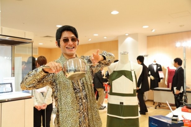お披露目会でピコ太郎の“PPAP”にちなんだ福袋をアピールするスタッフ