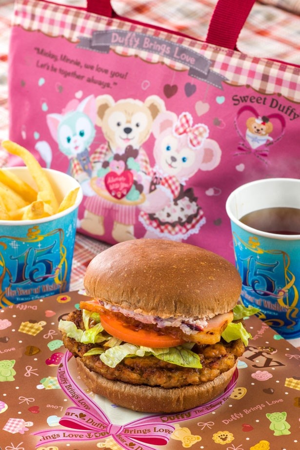 ピンクを基調としたスーベニアランチケースはかわいさ満点！ケープコッド・クックオフで販売される「スペシャルセット、 スーベニアランチケース付き」(1950円)
