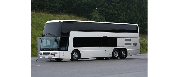 展示される高速路線バスダブルステッカーエアロキング