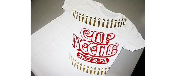 オリジナルＴシャツはコレ！さりげなく“キャンドル”モチーフが入り、祝福ムードいっぱい