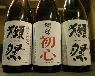 獺祭や鍋島などのプレミア銘柄が原価で飲める！ウニたっぷりの逸品も