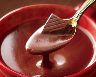 飲む直前にベルギー産チョコを溶かして完成！季節限定ドリンクが新登場