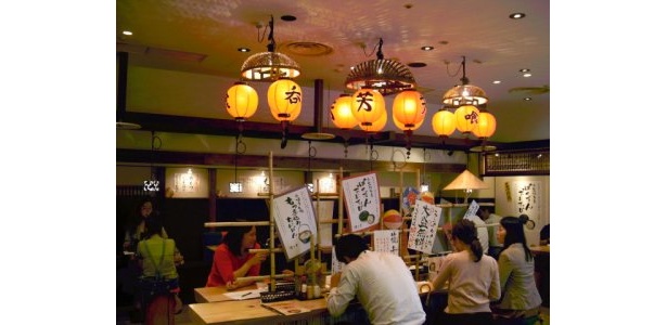 広々とした店内の中心にはカウンターがあり、女性客も多い