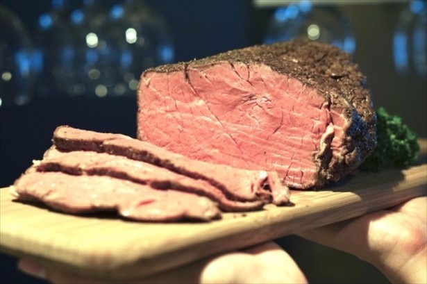 【写真を見る】上質の肉を使用したとろける味わいが特徴的の極上ローストビーフ