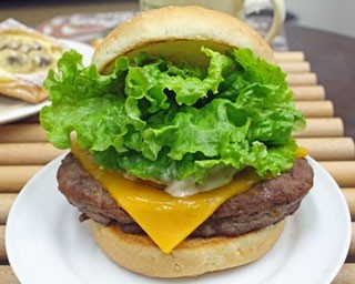 ワサビの風味がより豊かに！フレッシュネス「黒毛和牛バーガー」を実食