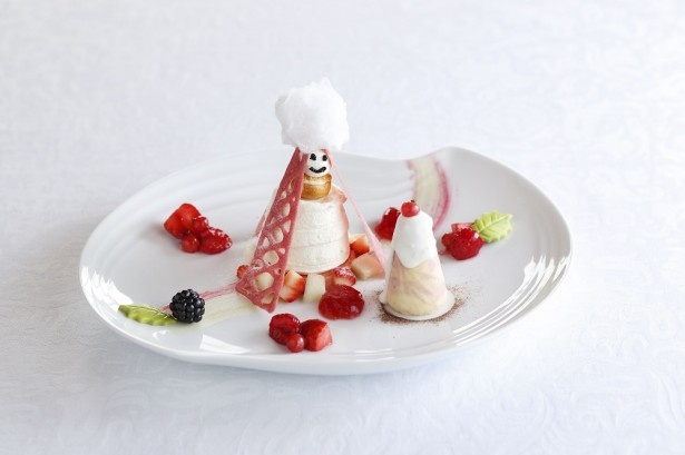 【写真を見る】雪だるまやツリーをイメージした見た目も可愛らしい「ノエル・ド・フロマージュ」(コーヒーまたは紅茶のカップサービス付 1980円)
