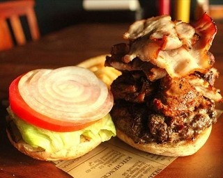 総重量500g!? 衝撃の“肉食バーガー”現る