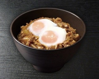 牛丼を超えた「牛丼」がW温玉でさらにパワーアップ！