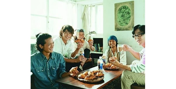 CMには岡田さんのほかにイケメンが続々登場！