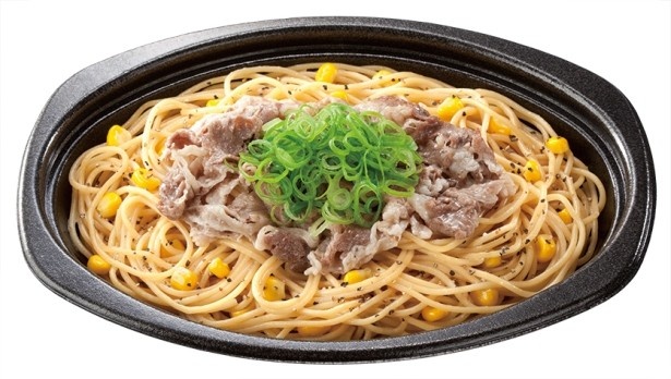ブラックペッパーとガーリックをしっかり効かせた醤油風味が香ばしいペッパーライス味の「いきなり！ステーキ監修 ビーフペッパースパゲティ」(498円)