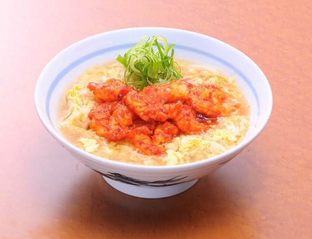【写真を見る】「ピリ辛海老あんかけうどん」(並590円/大690円)