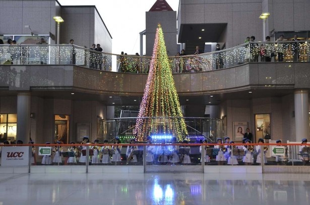 地元の堺市立市小学校の器楽クラブはクリスマスソングメドレーと、学園天国を演奏