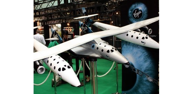 「旅行博2009」の「クラブツーリズム」のブースでは、ヴァージングループ宇宙旅客機16分の1完成モデルを展示