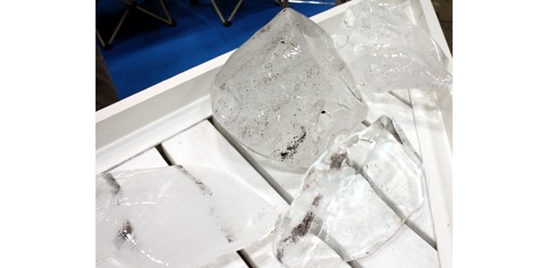 アラスカから空輸された本物の氷河を展示する「アラスカ観光協会」のブース