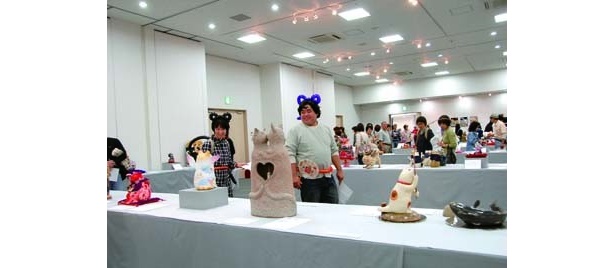 日本全国のアーティスト100人が招き猫を創作「第11回平成の招き猫100人展」