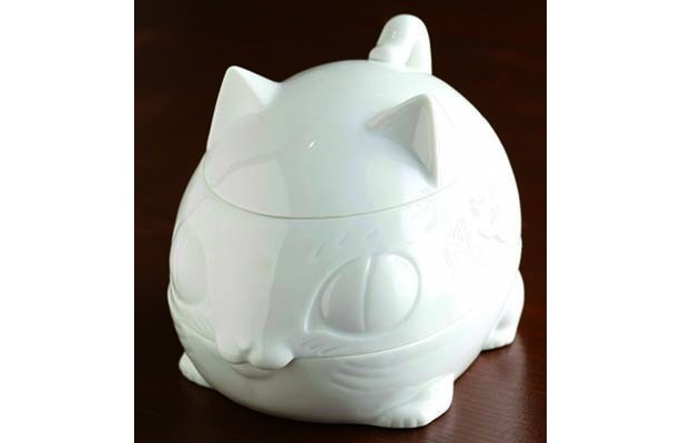 愛嬌たっぷりのかわいさ！陶製の“招き猫弁当箱”は持ち帰れるのがうれしい(各店数量限定)