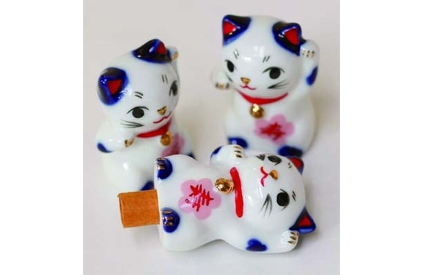 愛らしいみくじで運勢を占って。｢来る福招き猫みくじ｣(200円/深川神社)