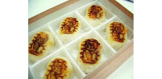 特設会場では、めでたい小判型の｢来る福大福｣も。よく見ると招き猫の焼印！(929円)