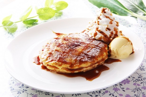 クリームブリュレとふわふわのパンケーキが一度に楽しめる「パンケーキブリュレ」(単品655円、ドリンクセット745円)※価格・内容は店舗によって異なる場合あり