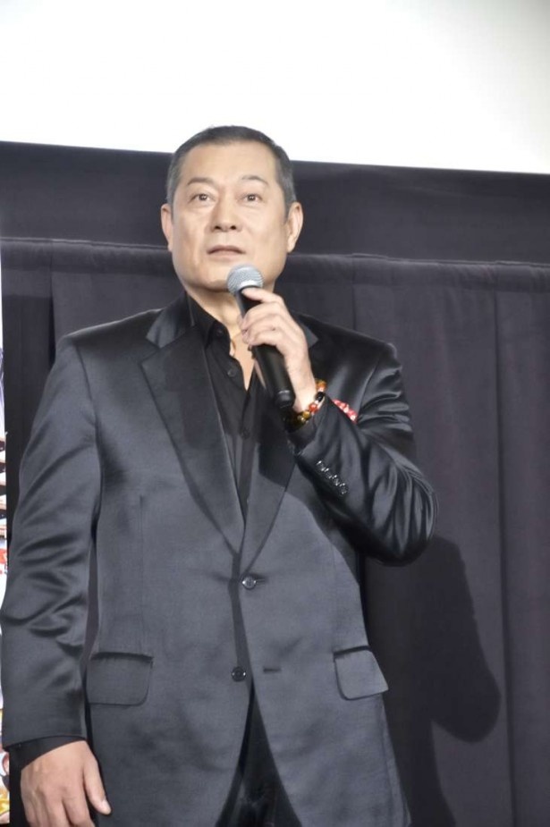 舞台あいさつに立つ松平健。「USJに行ったことがない」と話す長谷川に、「楽しいところですよ」と語る