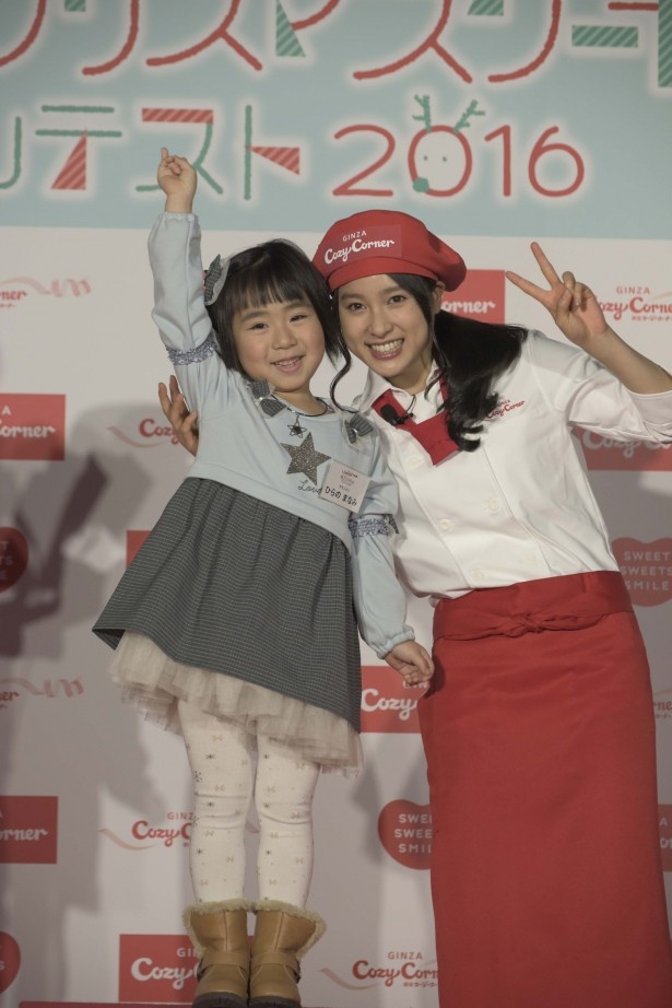 土屋太鳳さんとグランプリ受賞者の平野愛美ちゃんが笑顔で2ショット