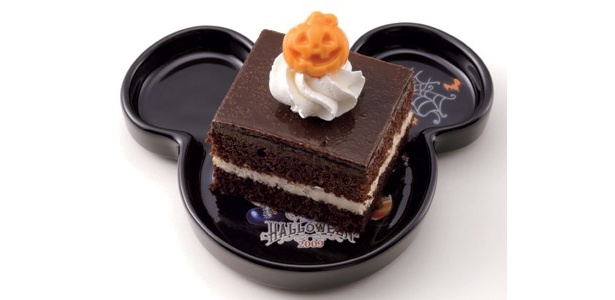 「チョコレートケーキ、スーベニアプレート付」（600円）はビターな味が特徴　（東京ディズニーシー）