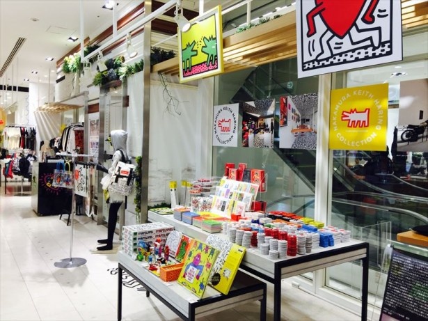 店内には、へリングの強いメッセージ性が詰まったグッズたちが顔を連ねる
