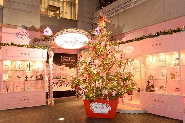 クリスマスツリーをはじめとする装飾も楽しめる