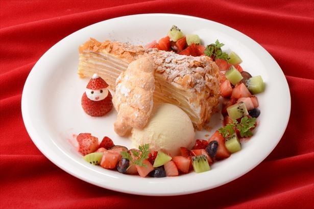 自由が丘なぞともCafeとコラボ、写真はメルシークレープの「クリスマスミルクレープ ベリールージュ｣  (税抜920円) 