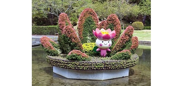 千葉市が作った｢妖精の住む花・オオガハス｣。実際にハスが浮かぶ池にあり、景観と調和している