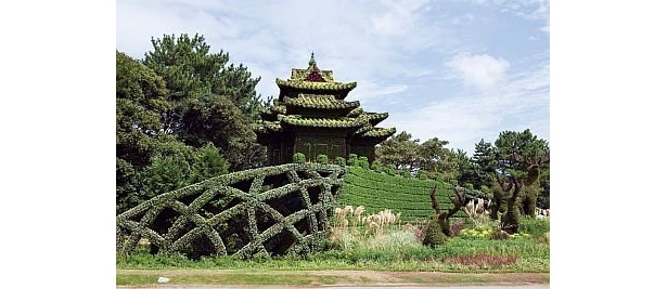 この作品は、中国・北京市の「燕京鹿鳴(えんきょうろくめい)」北京オリンピックのナショナルスタジアム・鳥の巣や、中国で絶滅危惧されるヘラジカを再現。高さ10×幅30mの巨大作品