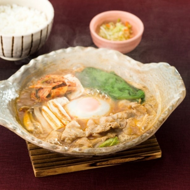 【写真を見る】韓国味噌・テンジャンを、ピリ辛のスープに合わせ、たっぷりの野菜と四元豚バラ肉、手造り豆腐、キムチを煮込んだ「旨辛味噌鍋定食」(898円)も同時発売