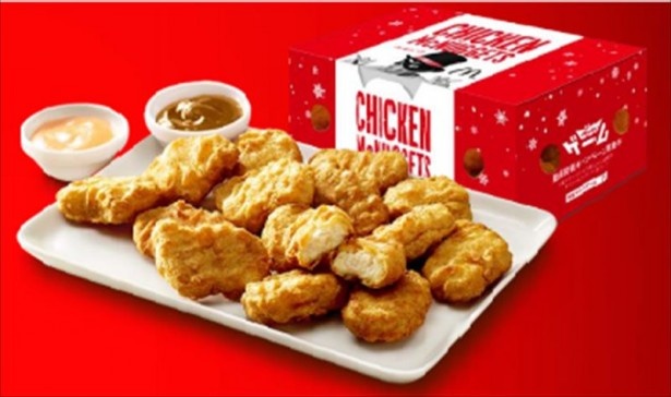 クリーミーチーズソースとフルーツカレーソースの2種類が期間限定で提供される