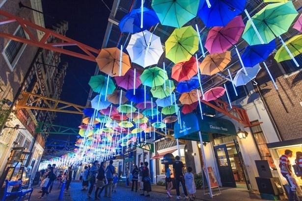【写真を見る】7色1000本の傘とイルミがコラボ「光のアンブレラストリート」