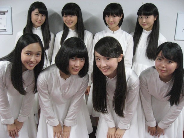 「アイドルネッサンス」の前列左から百岡古宵・石野理子・南端まいな・比嘉奈菜子。 後列左から宮本茉凜・原田珠々華・野本ゆめか・新井乃亜