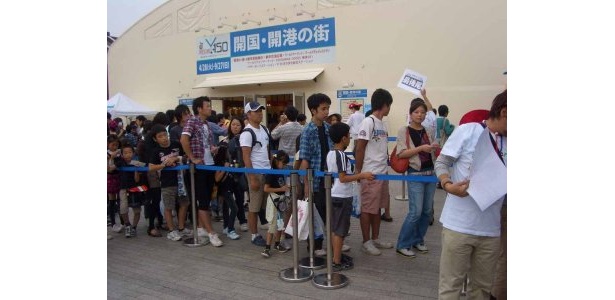 抽選会始まりの声をかけたらすぐに行列が！　早めに行って並びましょう