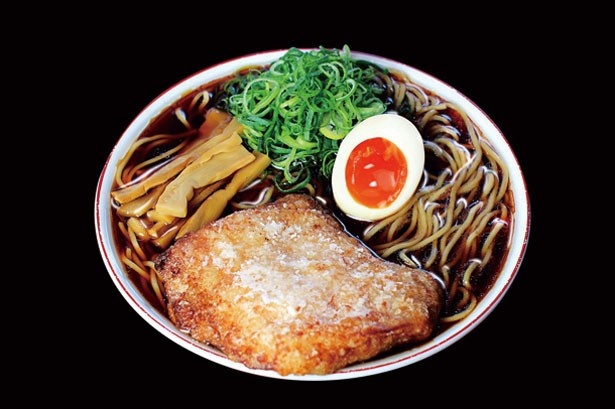 揚げたての山賊焼きがまるごとのった！長野「凌駕IDEA」の漆黒の煮干し中華そば